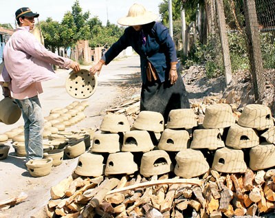 Bau Truc pottery products being dried in the sun before firing (Photo:SGGP)